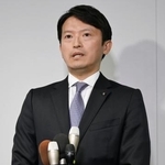 　記者団の取材に応じる斎藤元彦兵庫県知事＝２７日午後、兵庫県豊岡市