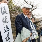 　猟銃所持許可取り消しを巡る訴訟の最高裁判決で勝訴し、取材に応じる北海道猟友会砂川支部長の池上治男さん＝２７日午後、東京都千代田区