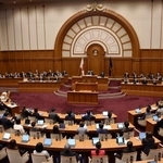 　国保逃れに関与した市議２人への辞職勧告決議を採決する大阪市議会＝２７日午後