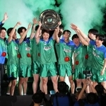 　表彰式で優勝を喜ぶ東京の選手たち＝代々木第二体育館