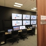 　巨人-阪神の開幕戦で初めてプレーの映像検証が実施されたＮＰＢの「リプレーセンター」（代表撮影）