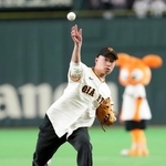 　始球式を務める、ミラノ・コルティナ冬季五輪スノーボード金メダリストの木村葵来＝東京ドーム