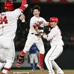 　１０回、プロ初安打となるサヨナラ打を放ち喜ぶ広島・勝田（中央）＝マツダ
