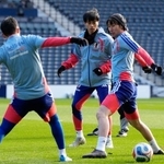 　スコットランド戦に向け最終調整する三笘（中央）ら＝グラスゴー（共同）