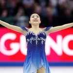 　女子フリーの演技を終え、あいさつする千葉百音＝プラハ（共同）