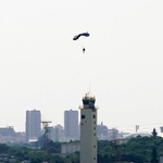　米軍が沖縄県の嘉手納基地で実施したパラシュート降下訓練＝２８日午前