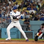 　ダイヤモンドバックス戦の３回、四球を選んだドジャース・大谷＝ロサンゼルス（共同）