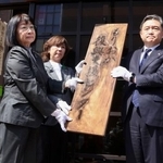 　「もりおか復興支援センター」の閉所式で看板を取り外す金野万里センター長（左）ら＝２８日午前、盛岡市