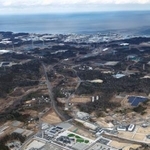 　福島県大熊町のＪＲ大野駅周辺。奥は東京電力福島第１原発＝２月