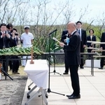 　硫黄島の天山慰霊碑前で開かれた日本側の慰霊式で、追悼の言葉を述べる硫黄島協会の寺本鉄朗会長＝２８日午前、東京都小笠原村