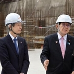 　リニア中央新幹線の駅建設現場を視察後、取材に応じる金子国交相（右）とＪＲ東海の丹羽俊介社長＝２８日午後、相模原市