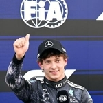 　予選を終え歓声に応えるメルセデスのキミ・アントネッリ。ポールポジションを獲得した＝鈴鹿サーキット