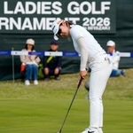 　第２日、１８番でパットを放つ高橋彩華。通算９アンダーで首位＝ＵＭＫＣＣ