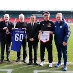 　スコットランドのスターリングの本拠地を訪問し、関係者と写真に納まる日本サッカー協会の山本ナショナルチームダイレクター（右から２人目）。左端はジョン・オールさん＝２４日、スターリング（共同）