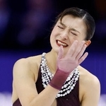 　現役最後の演技を終え、涙する坂本花織＝プラハ（共同）