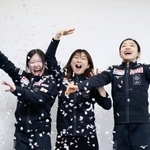 　試合から一夜明け、撮影に応じる（左から）中井亜美、坂本花織、千葉百音＝２８日、プラハ（共同）