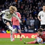 　日本-スコットランド　後半、先制ゴールを決める伊東（左）＝グラスゴー（共同）