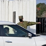 　家宅捜索のため陸上自衛隊えびの駐屯地に入る捜査車両＝２９日午前、宮崎県えびの市