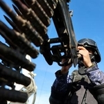 　２７日、イランとの連帯を示す集会で、機関銃を操作するフーシ派の警察官＝イエメン首都サヌア（ロイター＝共同）