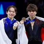 　男子の表彰式でメダルを掲げる２位の鍵山優真（左）と３位の佐藤駿＝プラハ（共同）