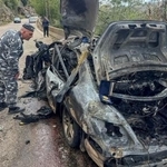 　イスラエル軍の攻撃で破壊されたレバノン人記者らが乗っていた車両＝２８日、レバノン南部（ロイター＝共同）