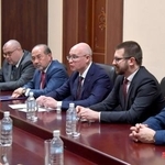 　北朝鮮の朝鮮中央通信と報道部門で協力することに合意し、調印式に参加するロシア・タス通信のアンドレイ・コンドラショフ社長（中央）＝２８日、平壌（朝鮮通信＝共同）