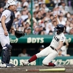 　専大松戸-大阪桐蔭　８回裏大阪桐蔭１死三塁、岡安の二ゴロで藤田が決勝の生還。捕手吉岡＝甲子園