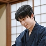 　将棋の第５１期棋王戦コナミグループ杯第５局で増田康宏八段を破って４連覇を果たし、笑顔で対局を振り返る藤井聡太棋王＝２９日午後、鳥取市