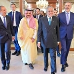 　協議に臨む（手前左から）エジプト、サウジアラビア、パキスタン、トルコの各外相＝２９日、イスラマバード（パキスタン外務省提供・共同）