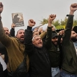 　イスラエルの空爆で死亡した報道関係者３人のひつぎを担ぐ人々＝２９日、レバノン首都ベイルート南郊（ＡＰ＝共同）