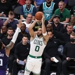 　ホーネッツ戦でシュートを放つセルティックスのテータム＝シャーロット（ＮＢＡＥ・ゲッティ＝共同）