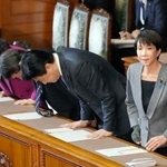 　参院本会議で２０２６年度暫定予算が可決、成立し一礼する高市首相（右端）。暫定予算の成立は安倍晋三政権下の１５年以来１１年ぶりとなった＝３０日午後