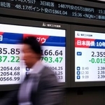 　１週間ぶりに節目の５万２０００円を割った日経平均株価の終値や円相場を示すボード＝３０日午後、東京都中央区