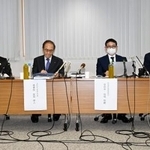 　記者会見する帝塚山中高の小林健校長（左端）と落雷事故調査委員会の関係者ら＝３０日午後、奈良市