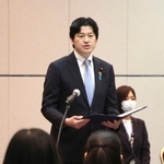 　新任検事の辞令交付式で法相の訓示を代読する三谷英弘副大臣＝３０日午前、法務省