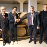 　握手を交わす、北海道余市町の斉藤啓輔町長（中央左）と、ジョージア東部グルジャーニ市の市長（同右）＝２８日、グルジャーニ（同市提供・共同）