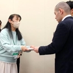 　「包括的性教育」の学校現場への導入を求め、文科省の担当者（右）に要望書を手渡す市民グループの佐藤晴美代表＝３０日午後、国会