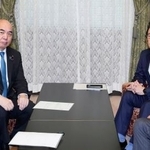 　会談に臨む日本保守党の百田代表（左）と自民党の松山参院会長＝３０日午後、国会