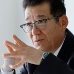 　インタビューに応じる日本維新の会の松井一郎元代表