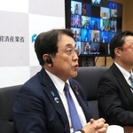 　オンラインでのＧ７会合に臨む赤沢経産相（左）＝３０日午後、経産省（同省提供）
