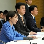 　中東情勢に関する関係閣僚会議であいさつする高市首相（左）＝３１日午前、首相官邸