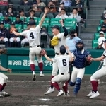 　智弁学園を破って４年ぶり５度目の優勝を果たし、喜ぶ大阪桐蔭ナイン＝甲子園