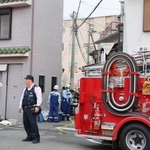 　大阪市生野区の住宅火災現場付近＝３１日午後５時３５分