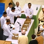 　３１日、ミャンマーの首都ネピドーの議会下院での開票作業（共同）