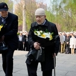 　日中戦争時の強制連行で犠牲になった中国人被害者の追悼式に臨む在日中国人２世・林伯耀さん（右）＝３１日、中国河北省石家荘市（共同）