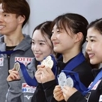 　プラハから帰国し、メダルを手に取材に応じる（右から）千葉百音、坂本花織ら＝３１日、関西空港