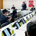 　自民党本部で開かれた、国旗損壊制度検討プロジェクトチームの初会合＝３１日午後、東京・永田町