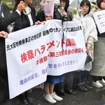 　検察内のハラスメント被害の調査と検証のため、法務省前で第三者委員会の設置を求める女性検事ら＝３１日午後、東京・霞が関