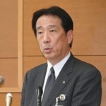 　記者会見する石川県能美市の井出敏朗市長＝３１日午後、能美市役所