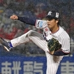 　６回途中３失点で勝利したヤクルト・小川＝神宮